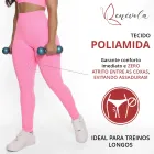 Mulher com calça legging Benévola rosa e halteres azuis
