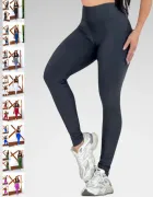Calça legging preta de cintura alta com tênis brancos.