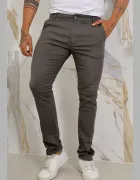 Calça Masculina Sarja cinza escura, slim fit, com bolso faca e botão