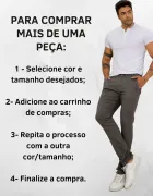 Homem vestindo calça masculina sarja cinza escura, camiseta branca e tênis brancos.