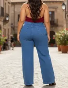 Calça Plus Size Jeans azul wide leg em mulher de costas
