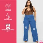 Calça Jeans Plus Size Feminina Wide Leg azul com rasgos em modelo.