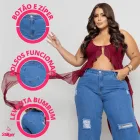Calça Jeans Plus Size azul rasgada com botões, zíper e bolsos visíveis.