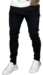 Calça Skinny Preta masculina, justa, com tênis brancos