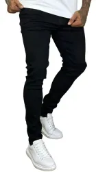 Calça skinny preta masculina em homem com tênis brancos e camiseta branca