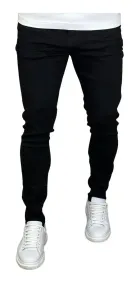 Calça Skinny Preta Masculina, vestida com tênis brancos e camiseta branca