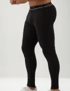 Calça térmica masculina preta, cós cinza com logo, tênis branco.