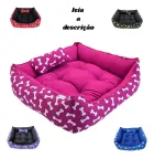 Cama Pet rosa com estampa de ossos brancos, almofada e outras camas coloridas