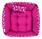 Cama Pet rosa com estampa de ossos brancos e almofada