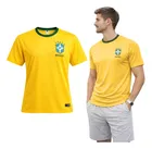 Camiseta Brasil amarela com gola verde e escudo, e modelo masculino.