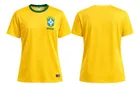 Camiseta Brasil amarela, frente e verso, com escudo e gola verde.