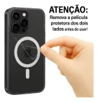 Capa magnética Magsafe preta para iPhone, mão removendo película.