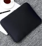 Capa Notebook Neoprene preta com zíper, sobre mesa cinza, com xícara e caneta