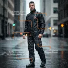 Capa chuva motoqueiro preta, jaqueta e calça, vestida por homem na chuva.