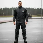 Capa chuva motoqueiro preta emborrachada vestida por homem