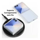 Capa Z Flip 7 transparente com celular azul em carregador sem fio preto, outra aberta