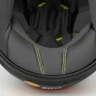 Interior do capacete com estofamento cinza e costura verde limão.