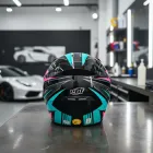 Capacete Moto Ebf preto com grafismos rosa e azul-turquesa