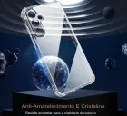 Capinha Anti Shock transparente e cristalina com detalhes de câmera.