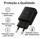 Carregador preto 25W com ícone de raio e pinos prateados.