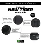 Cinto preto com textura, fivela metálica prateada e fecho de contato preto.