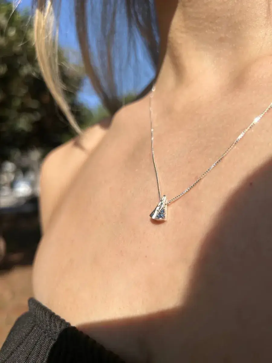 Colar Nossa Senhora no pescoço modelo