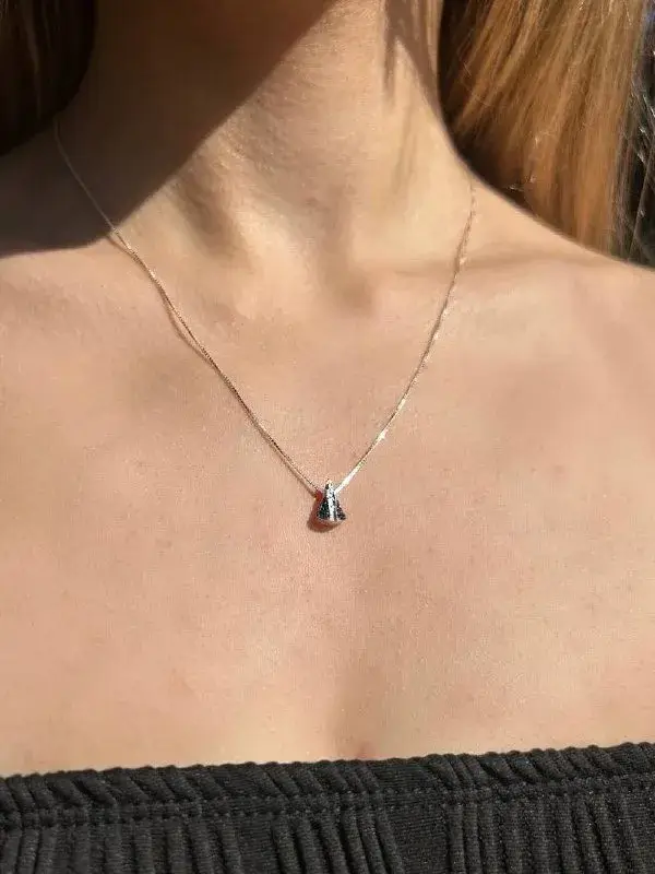 Detalhe do pingente Nossa Senhora Prata