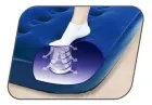 Pé em colchão inflável azul usando inflador embutido com setas de ar
