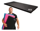 Homem sorrindo segura colchonetes NBK FLEX preto, rosa e azul