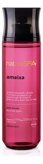 Frasco rosa escuro de Body Splash da linha Colônia Nativa Spa Ameixa, tampa preta.