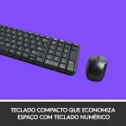 Teclado e mouse Logitech MK220 pretos compactos em superfície roxa