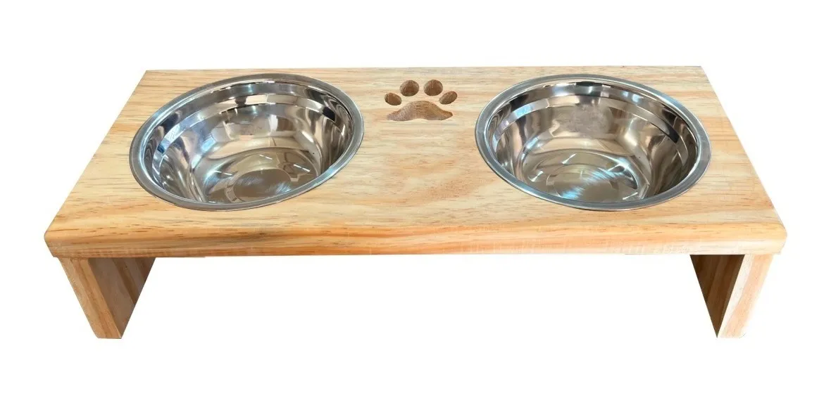 Comedouro visto de frente com detalhe de patinha vazada na madeira