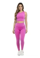 Mulher vestindo conjunto legging e cropped rosa, top sem mangas, logo.