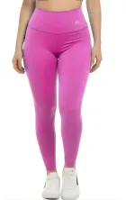 Legging rosa pink de cintura alta com logo prateado e tênis brancos