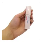 Mão segurando contorno bastão Payot nude com texto vermelho.