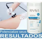 Creme de Massagem Neutro Raavi, mão com luva branca massageando perna com aparelho prateado.