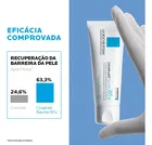 Tubo branco de Cicaplast Baume B5+ na mão, com gráfico de barras azul.