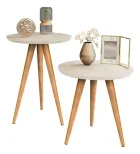 Duas mesinhas laterais off white redondas com pernas de madeira claras