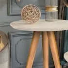 Mesinha lateral off-white com pernas de madeira, esfera dourada e vaso de vidro.