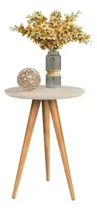 Mesinha lateral off white com pernas de madeira, vaso de flores e esfera decorativa.