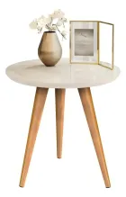 Mesinha lateral redonda off white com pernas de madeira, vaso dourado e porta-retrato.