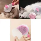 Escova Pelos Pet rosa e branca escovando gato e coletando pelos.