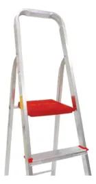 Escada de alumínio prateada com plataforma vermelha e degrau inferior.