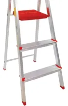 Escada de alumínio com 3 degraus, plataforma e detalhes vermelhos.