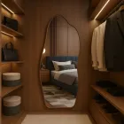 Espelho orgânico de corpo inteiro com moldura caramelo em closet