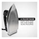 Ferro de passar Black Decker com base de alumínio prateada e cabo preto.