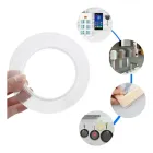 Mão segurando rolo de fita dupla face transparente com exemplos de uso.