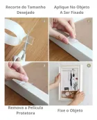 Fita Dupla Face Transparente sendo cortada, aplicada e fixando um quadro branco.