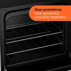 Forno preto do Fogão Brastemp com duas grades metálicas.