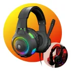 Headset Gamer preto com iluminação RGB colorida e microfone, detalhe de outro headset vermelho